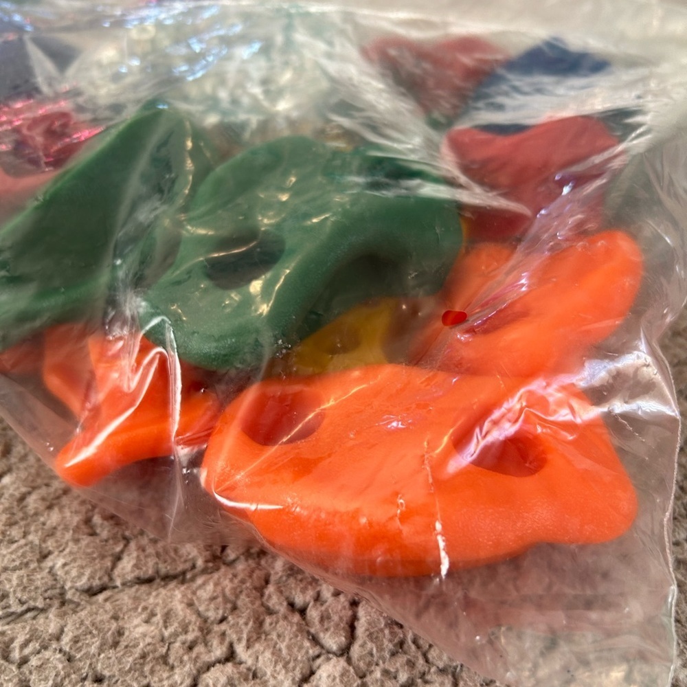 New 25 piece Rock Climbing Wall Grips - Picture 7 of 10